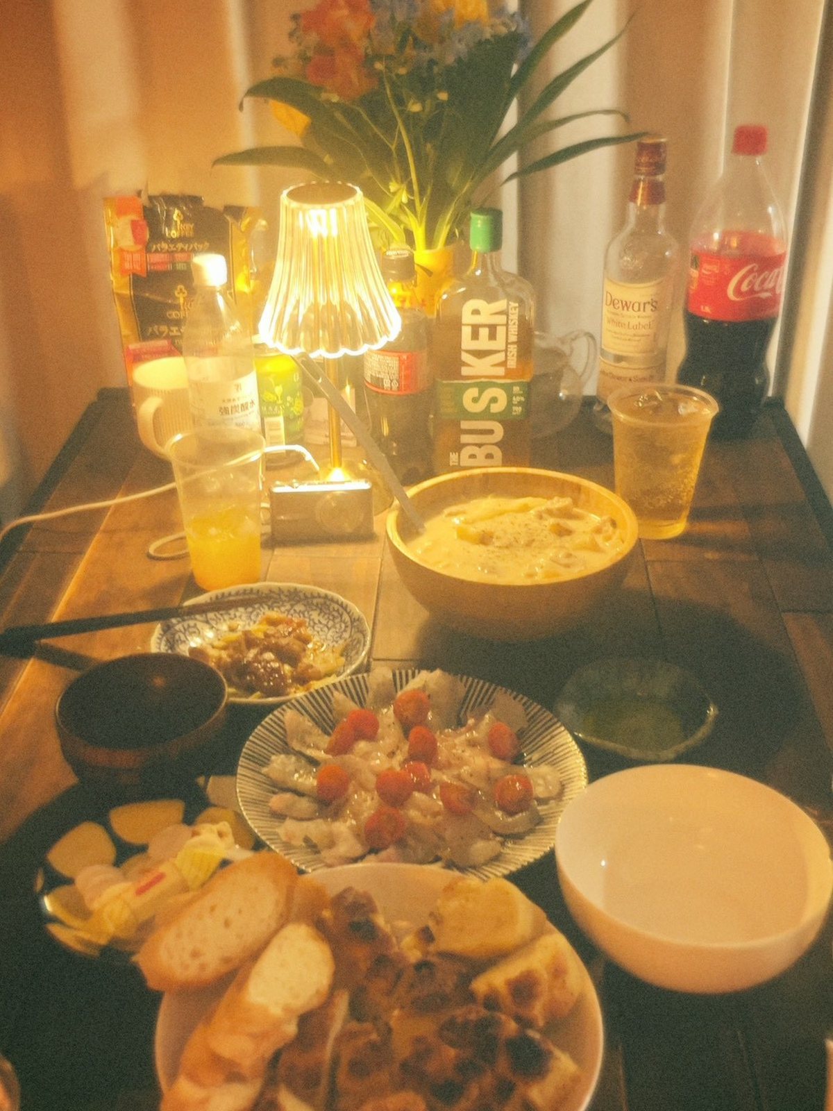 料理を並べた食卓