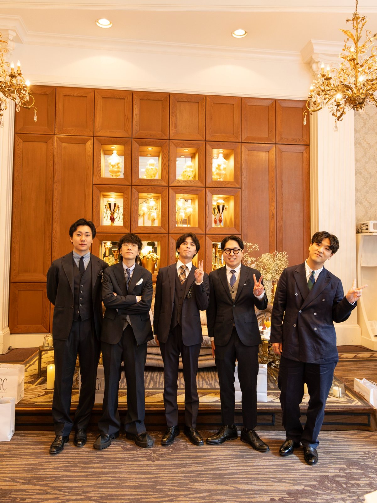 結婚式で5人が並んだ写真