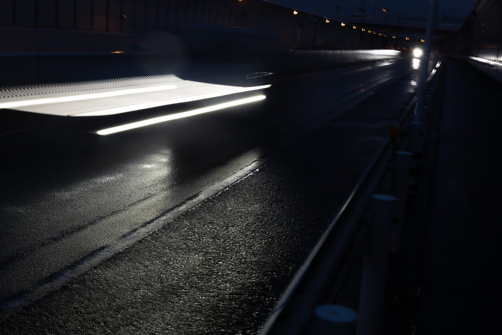 夜の道路に伸びる光